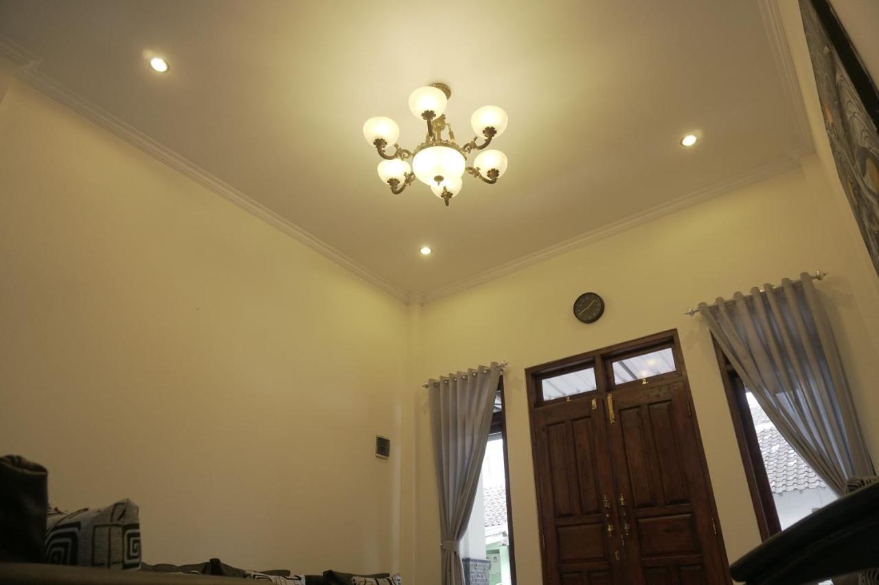 Sayana Homestay Sleman  Ngoại thất bức ảnh